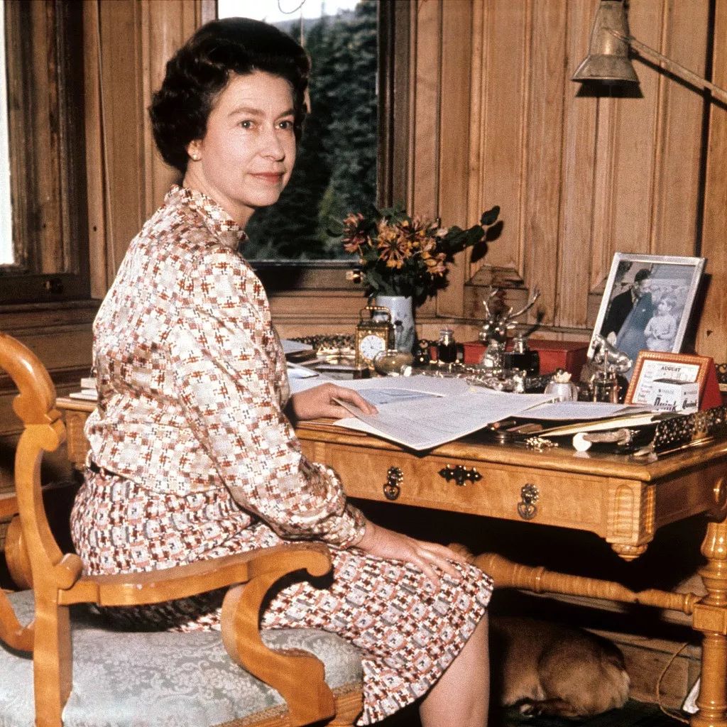 　当地时间1972年9月1日，当年伊丽莎白二世迎来银婚，女王在苏格兰巴莫拉尔宫自己的书房里。/视觉中国