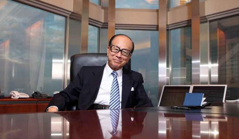 香港首富李嘉诚造的车上了！车身金碧辉煌，网友：51亿花得真值