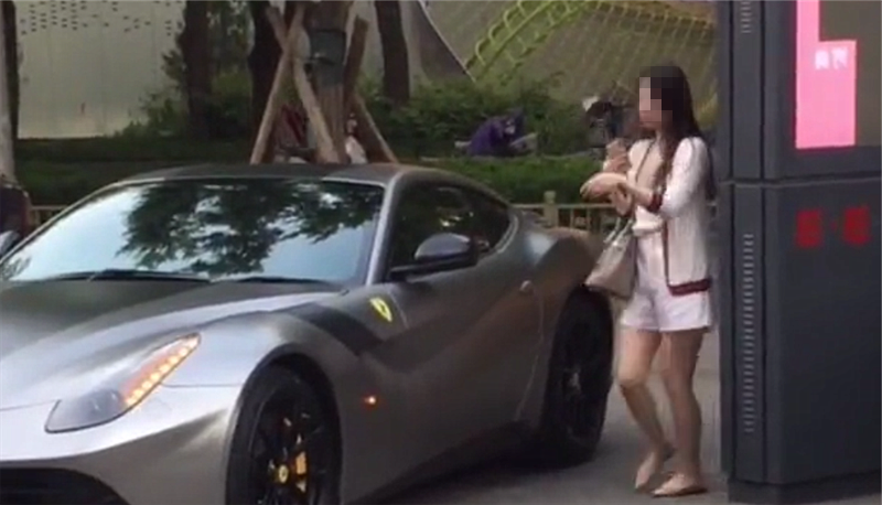 530万法拉利F12现北京,全车“电镀灰”3.1秒破百,亮点是女车主