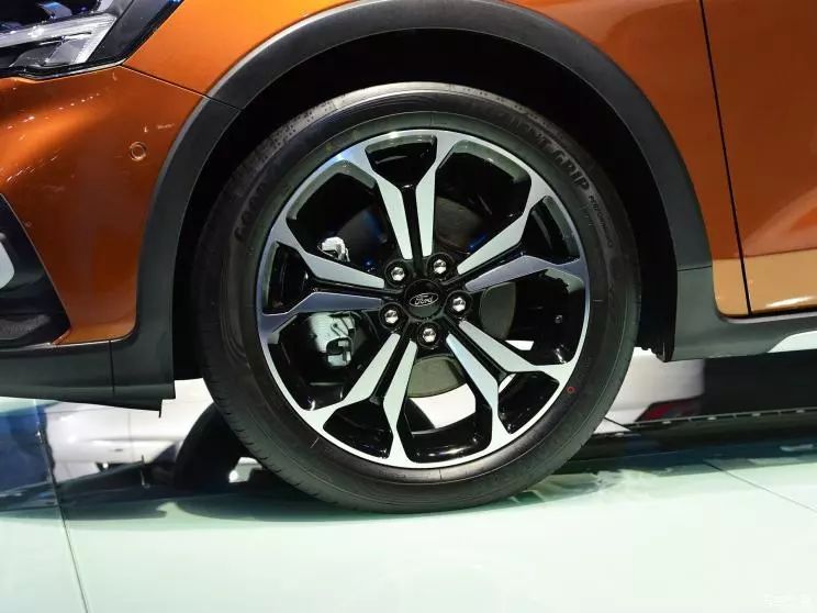 8AT上身!这台轿车看着像SUV,造型贼运动!