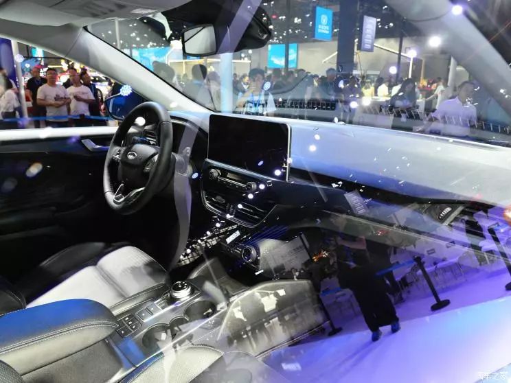 8AT上身!这台轿车看着像SUV,造型贼运动!