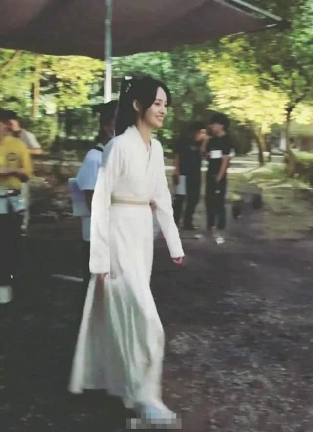 郑爽新版小倩路透虽然很美,不过网友感叹女神也太瘦了 郑爽新版小倩路透虽然很美,不过网友感叹女神也太瘦了