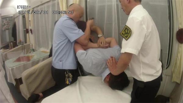 男子列车上醉酒“发疯” 打完旅客再咬乘警被刑拘