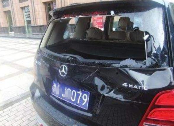 开60万奔驰来商场消费，出来时却……，停车场：我们只负责收钱