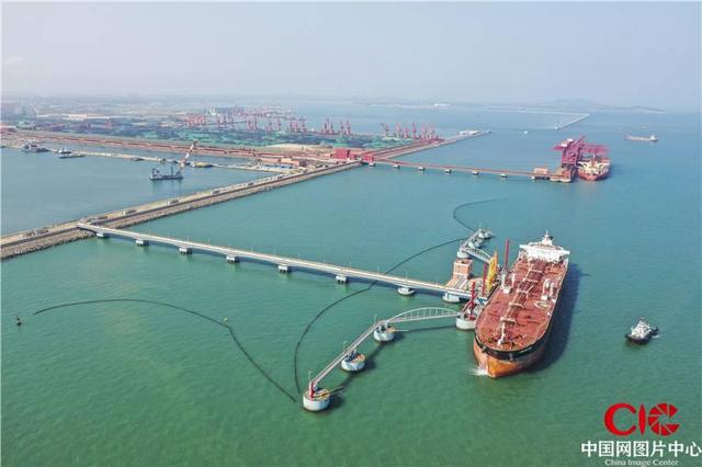山东:青岛港董家口港区原油码头接卸原油忙