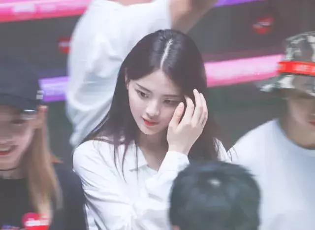 穿着打扮被吐槽,杨超越隔空回应,这公关能力比很多团队要强