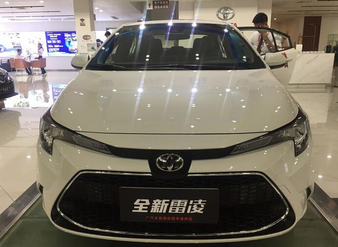 新一代丰田雷凌到店实拍,素雅白色车身,尾部再改一下就完美了