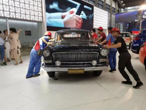 深圳车展：别家在展示未来概念车，红旗却放出54年前老爷车