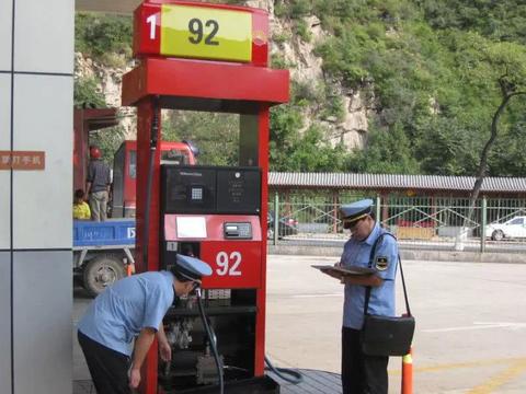 95号汽油和92号有啥区别？加油工说出真相