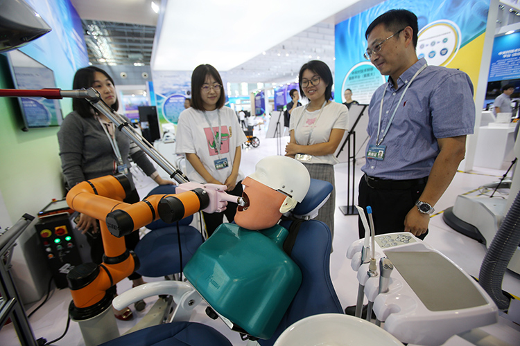 全国双创周开幕 手术机器人、仓储机器人现身北京会场