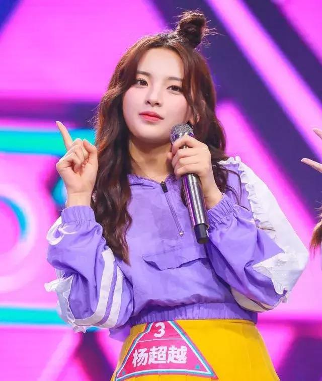 穿着打扮被吐槽,杨超越隔空回应,这公关能力比很多团队要强