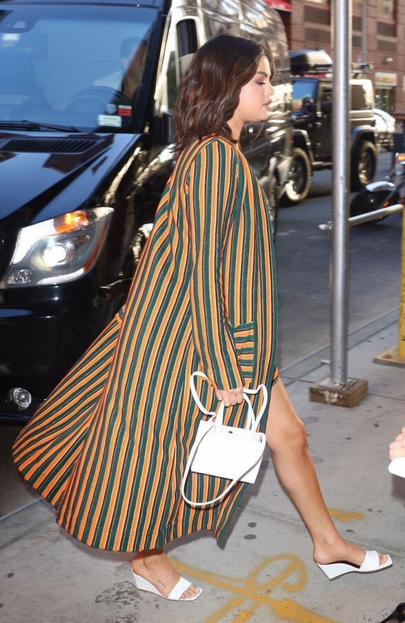 女星赛琳娜·戈麦斯现身百老汇，她的笑容很迷人