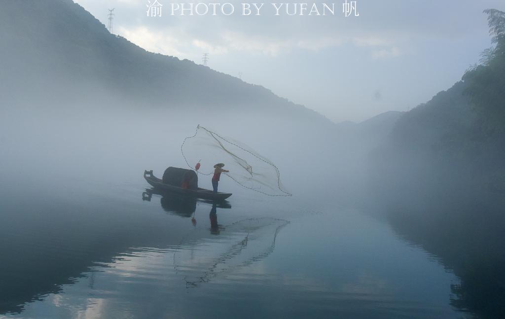 雾漫小东江的正确打开方式，不只江面薄雾与渔船，更有步道美如画