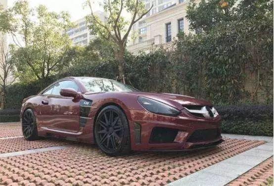 小区来了辆跑车,车标像马却不是法拉利,吊打保时捷911