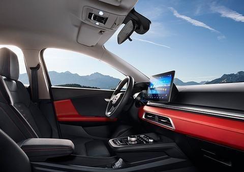 采用与外观相对应的撞色设计，比亚迪e2内饰官图发布