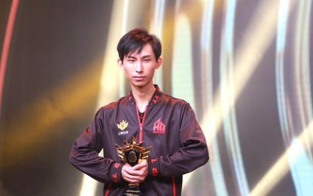 王者荣耀辅助2020排名_王者荣耀:只玩辅助的他,王者90星单排10连胜,网友送