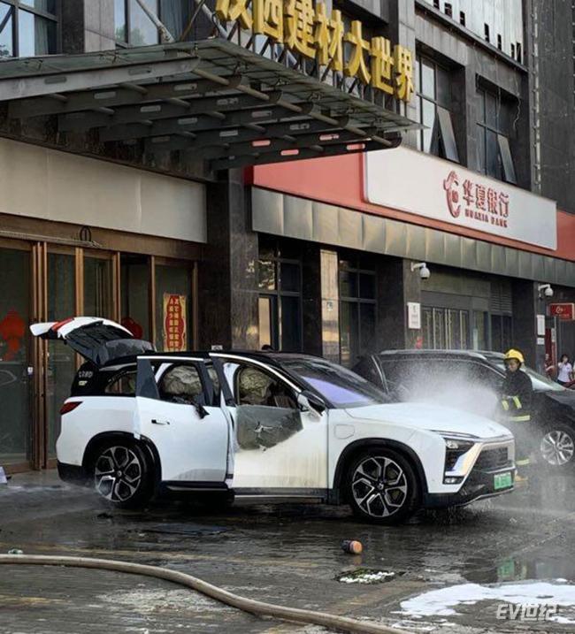 第三起来的有点快!蔚来ES8武汉闹市区起火