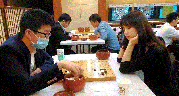 围棋混血女神黑嘉嘉，颜值跟智商同在，男棋手与其对战不敢抬头