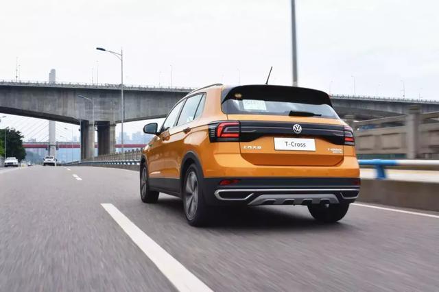网红山城试驾大众T-Cross:潮酷设计更时尚,底盘动力依旧德味