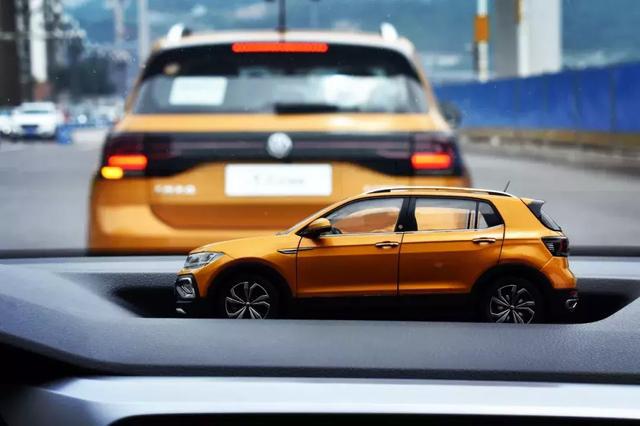 网红山城试驾大众T-Cross:潮酷设计更时尚,底盘动力依旧德味