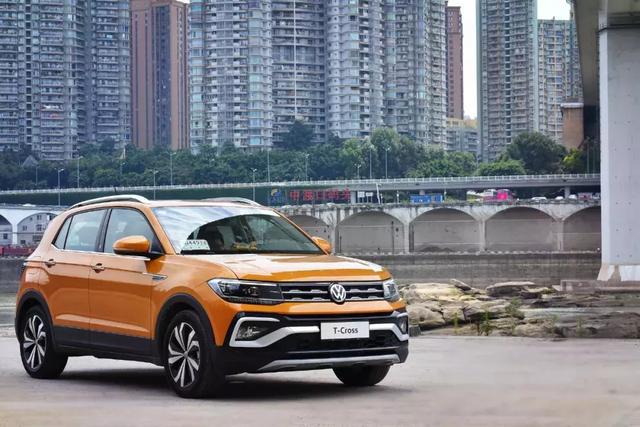 网红山城试驾大众T-Cross:潮酷设计更时尚,底盘动力依旧德味