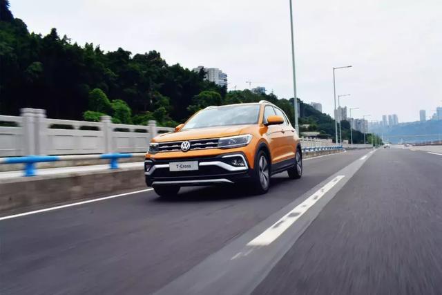 网红山城试驾大众T-Cross:潮酷设计更时尚,底盘动力依旧德味