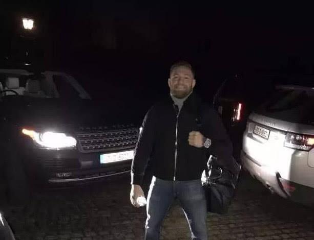 UFC巨星吃八年“软饭”,成名之后,拿下全系劳斯莱斯送人