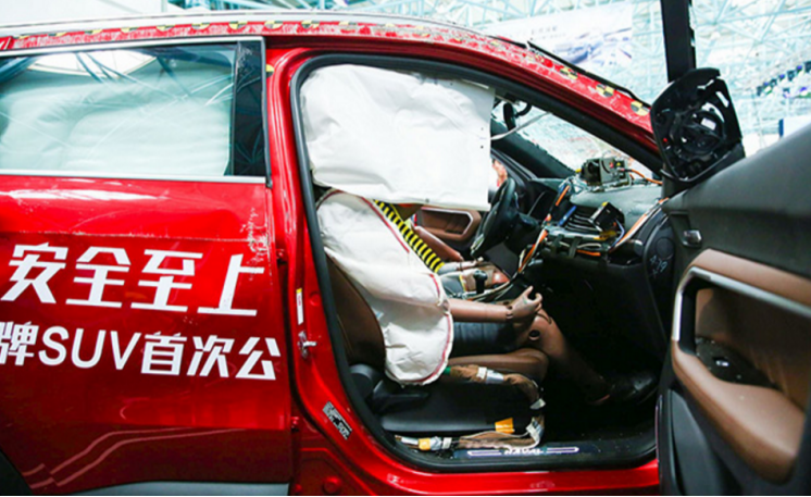 以120km时速翻滚车身不变形,这辆SUV是如何做到的?