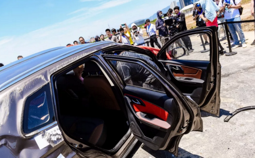 以120km时速翻滚车身不变形,这辆SUV是如何做到的?