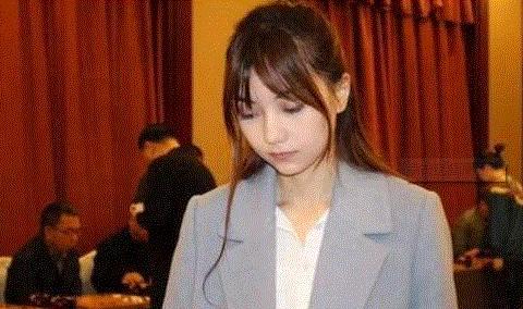 围棋混血女神黑嘉嘉，颜值跟智商同在，男棋手与其对战不敢抬头