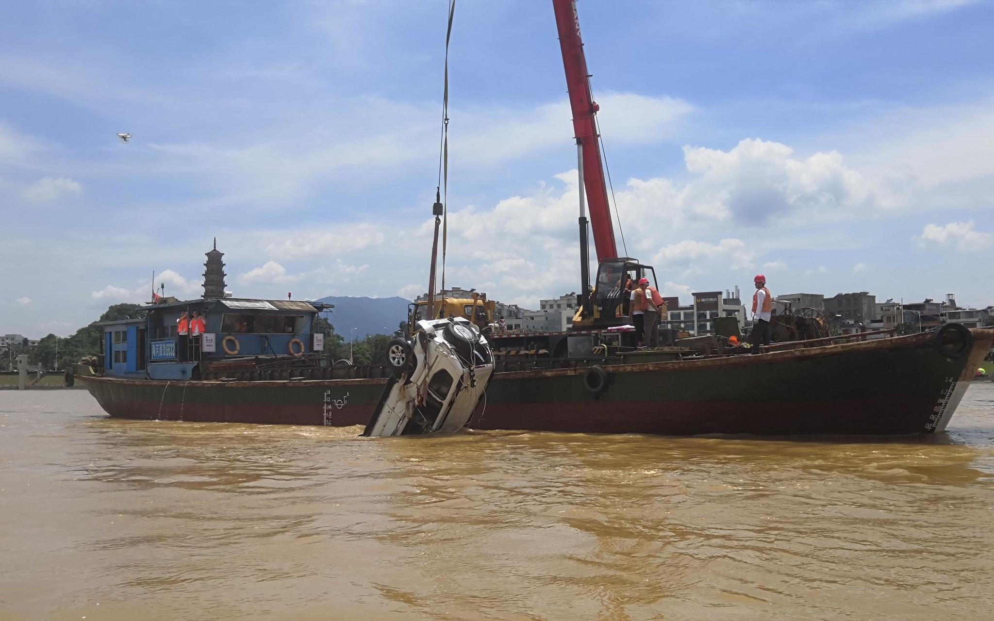 广东东江大桥坍塌救援进展：第一辆落水车辆已被打捞出水