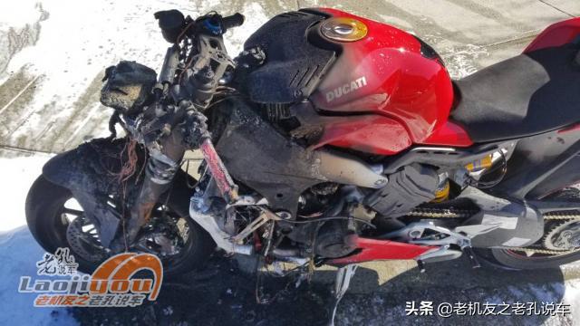 杜卡迪一边公布全新V4街车外形，一边召回可能自燃的V4车系