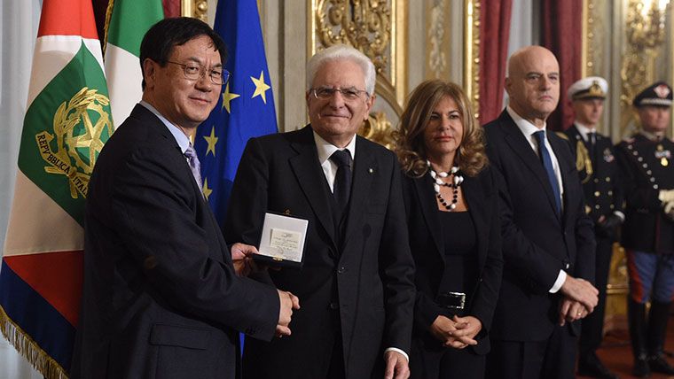 意大利总统马塔雷拉为王中林颁发埃尼奖奖章