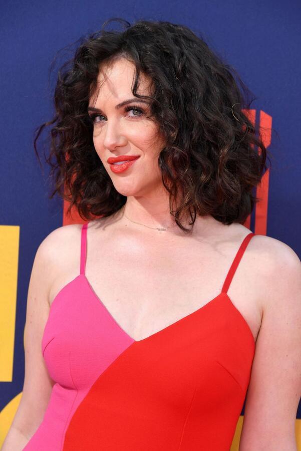 女星凯特·西格尔纽约时尚走红毯，她的长裙很特别