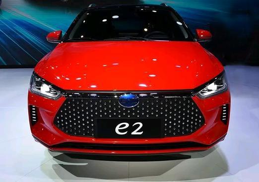 比亚迪推出全新车型e2为纯电动汽车，最新家族式设计风格