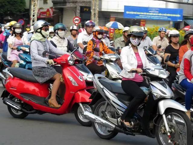 越南推首台国产SUV，用宝马发动机，首富试驾后说比肩奔驰