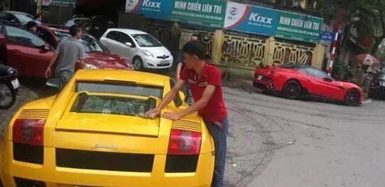 不要认为越南穷,越南街头豪华跑车并不比国外的少
