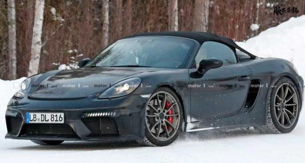 保时捷718 Boxster Spyder预告图公布,手动软顶敞篷设计