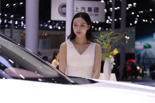 上海车展最夺眼球的车模，别克的知性，还是红旗的最美