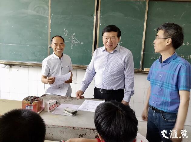 (娄勤俭在金湖县吕良镇中心初中了解学生上课情况。)