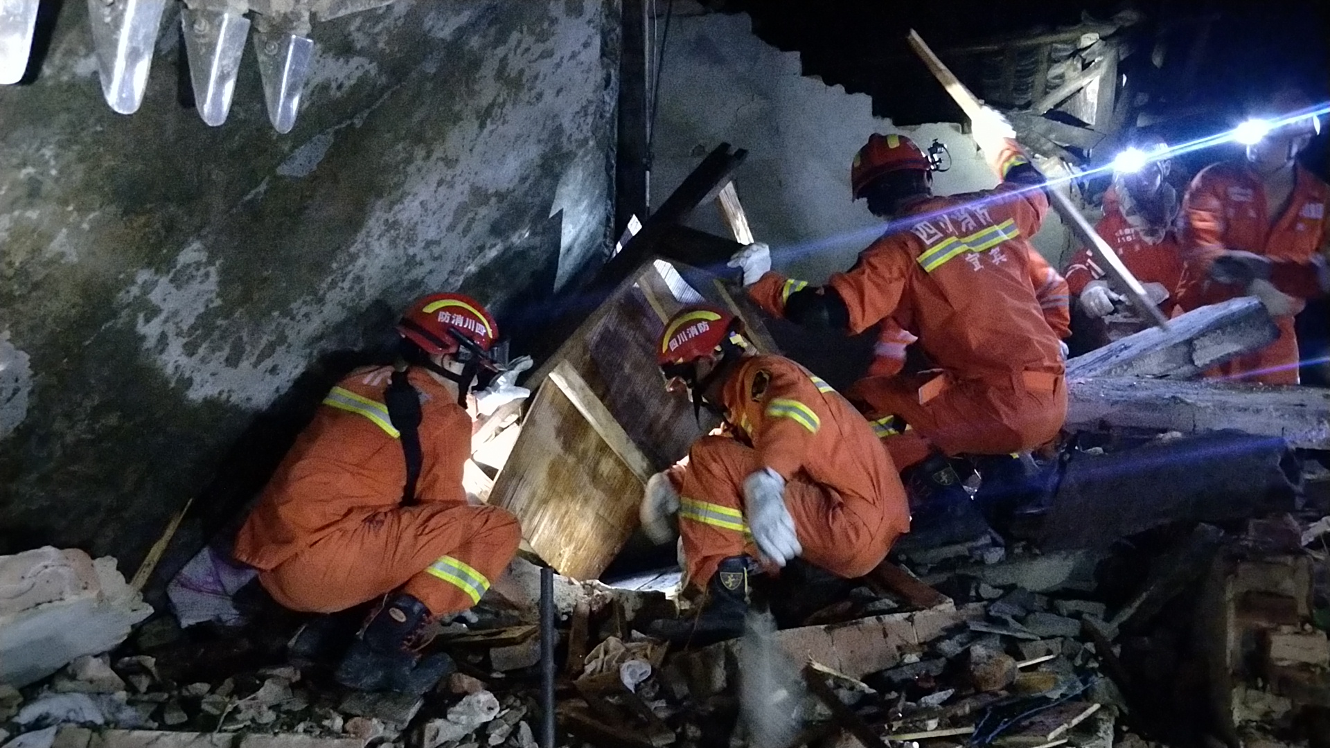 宜宾消防正在救援。 四川消防总队宣传处供图