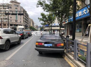 杭州一轿车撞护栏 横穿马路的大妈被判承担主责