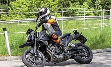 KTM双缸滑胎车790SMC测试车被抓拍，预计2020年上市