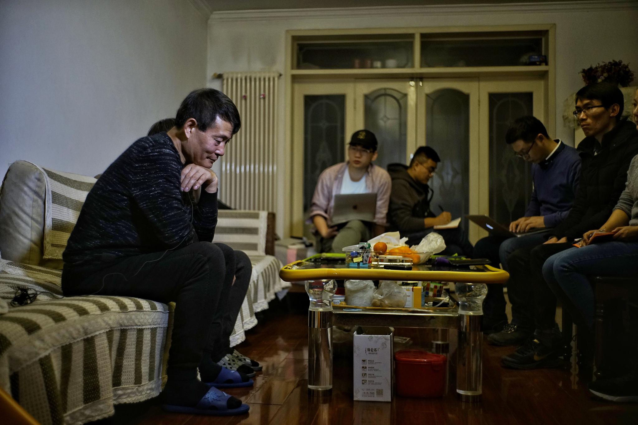 2018年12月13日,天津滨海新区张仁家中,张仁夫妻正在接受各家媒体采访,张仁在一旁沉思听着妻子回忆女儿和女婿之间事情。 新京报记者 王飞 摄