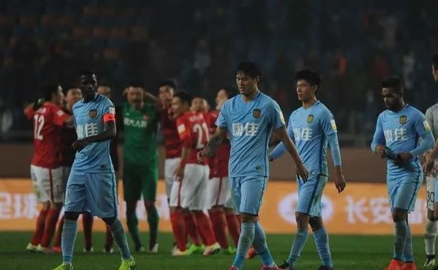 中国足球职业化是由哪年开始,中国足球职业化是由哪年开始的