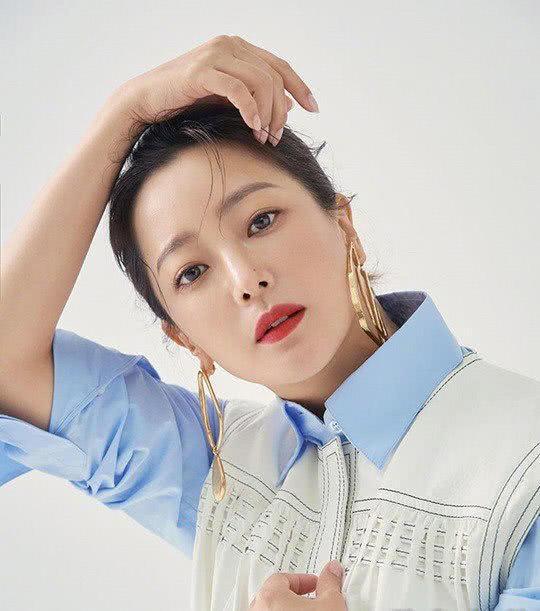 金喜善生日只晒自己，老公曾被质疑整容，女儿被嘲太丑，她压力大