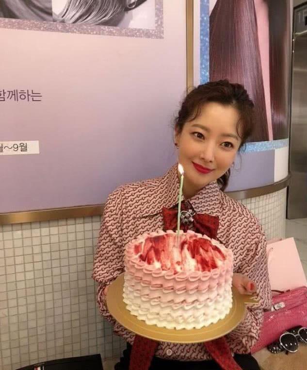金喜善生日只晒自己，老公曾被质疑整容，女儿被嘲太丑，她压力大