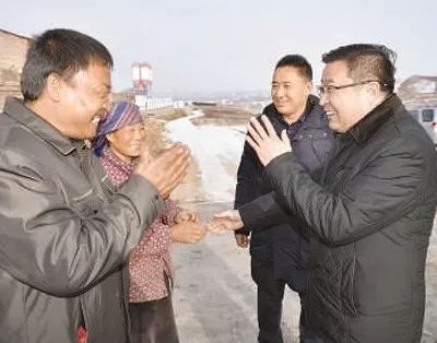 刘永革(右一)在贫困户家中了解情况