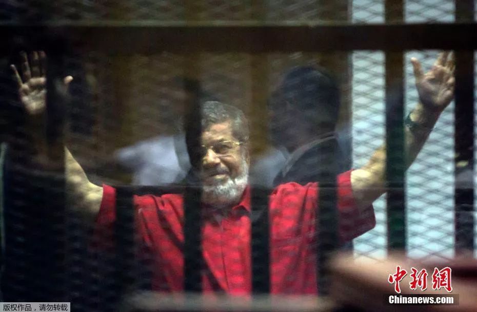 资料图：6月17日，埃及前总统穆尔西在出席一场庭审时晕倒，随后死亡，享年67岁。