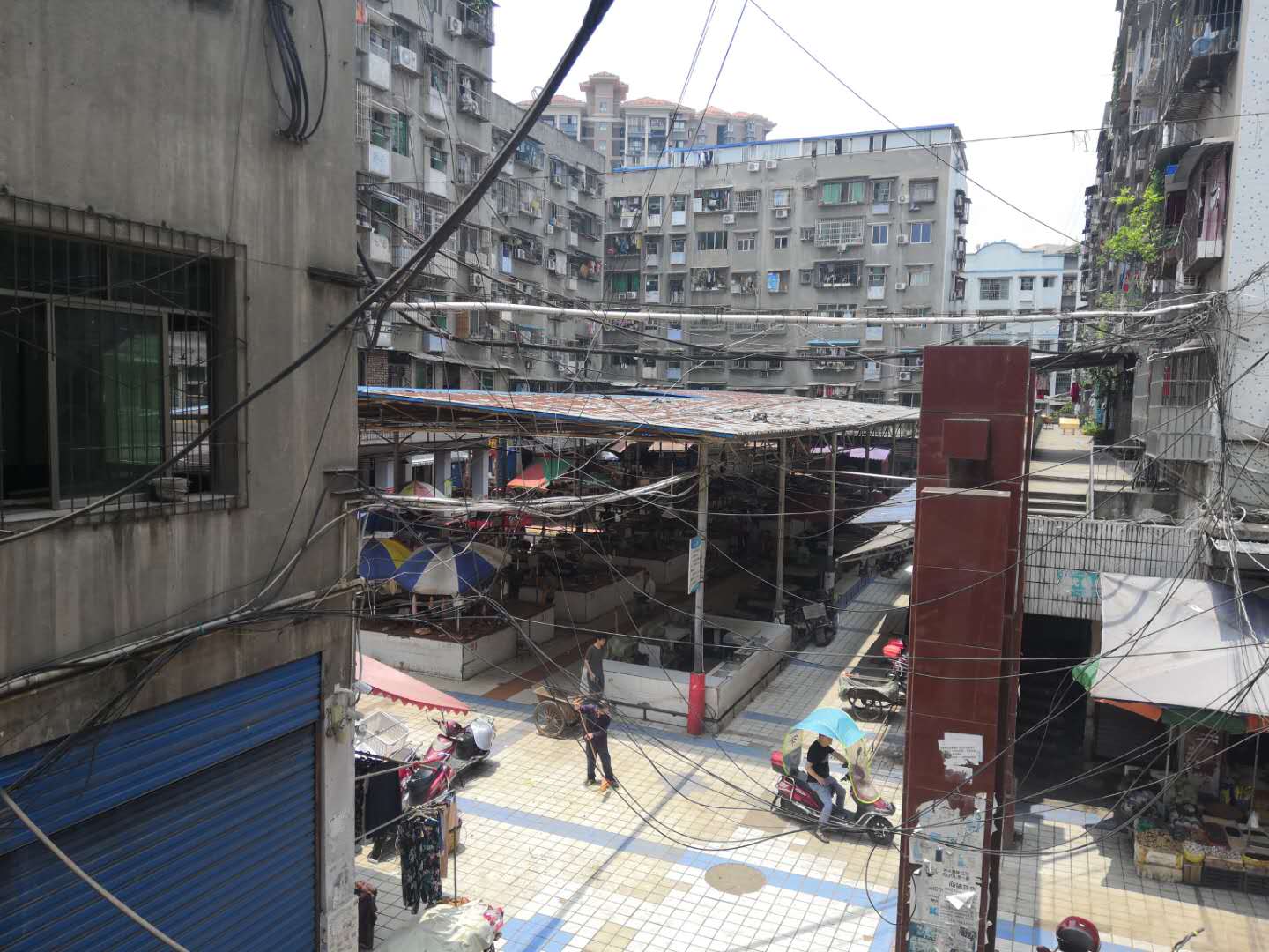 刘金心养母如今的住处在一个菜市场附近的居民楼。新京报记者王双兴摄